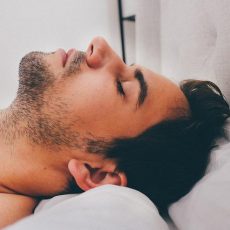 Come dormire meglio la notte quando fa caldo: consigli